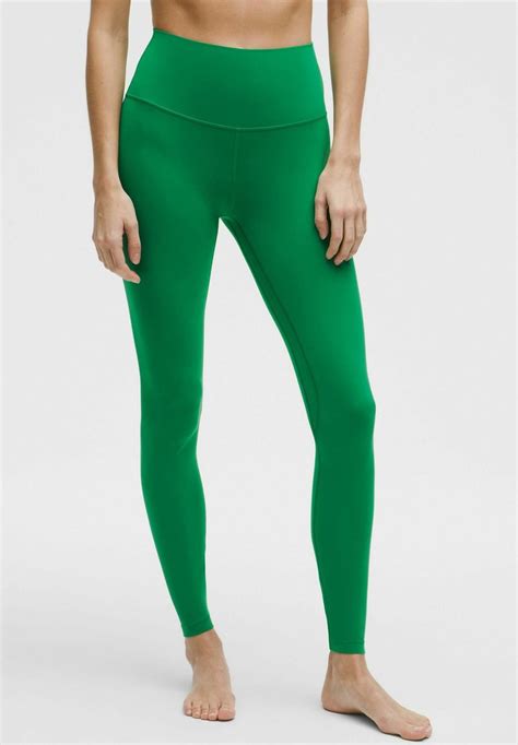 Bambina che gioca all'aperto indossando leggings verdi