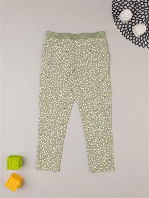 Bambina con tunica e leggings verdi