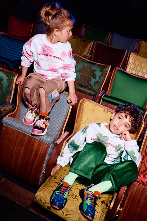 Modelli della collezione Naturino YLFAS e AYASY su sfondo colorato