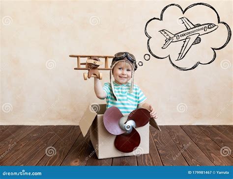 Un bambino che gioca felice in un box colorato