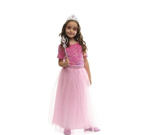 Bambina che indossa un costume da principessa in un contesto magico