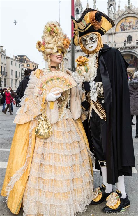 Nobildonna veneziana con costume del '700 in una piazza di Venezia