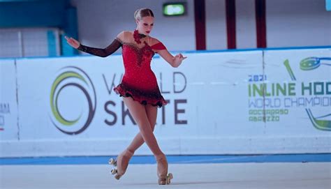 Bambina pattinatrice artistica in azione