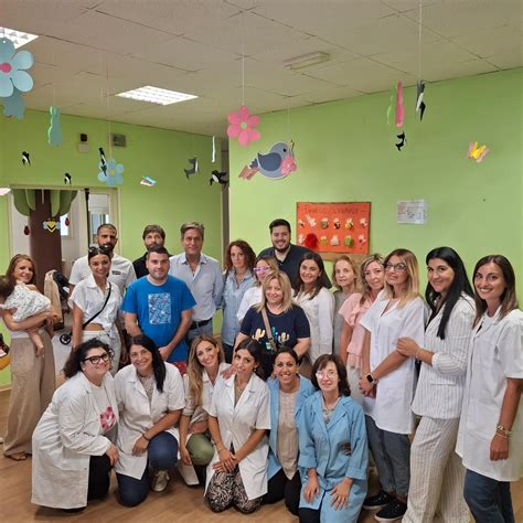 Illustrazione di un neonato in un ambiente accogliente e stimolante