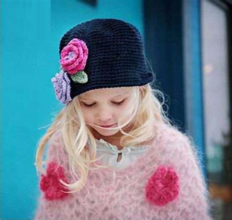 Diversi modelli di cappelli in lana per bambina