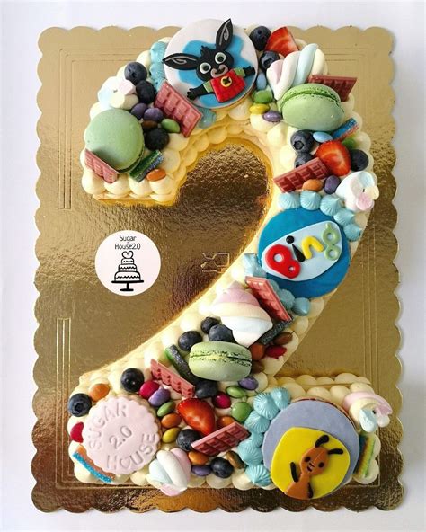 torta di compleanno a forma di numero con decorazioni a tema supereroi