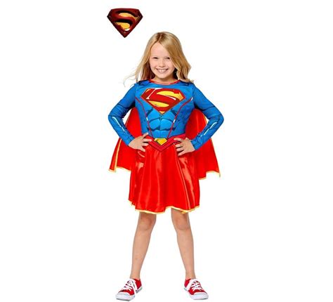 Bambina vestita da Supergirl in posa dinamica