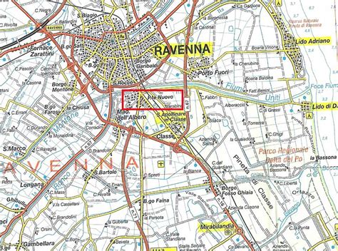 Veduta esterna della Farmacia del Ponte Nuovo a Ravenna con insegna ben visibile