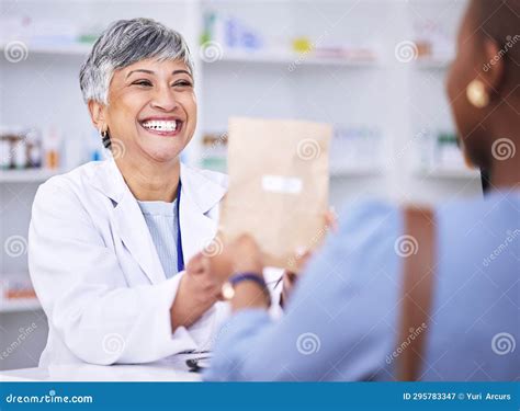 Un professionista in camice che offre consulenza personalizzata a un cliente al banco della farmacia