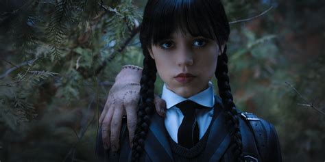 Jenna Ortega nella serie Mercoledì con un costume iconico