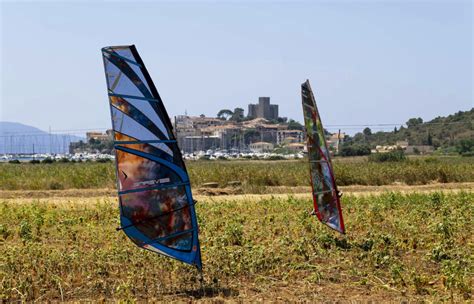 Immagine che mostra diverse tavole e vele da windsurf pronte per il noleggio presso Fuoridivela