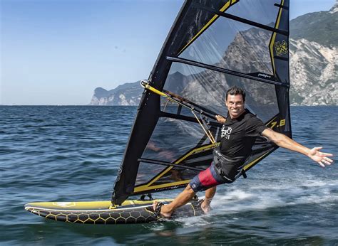 Infografica comparativa dei pacchetti di noleggio e lezioni di windsurf offerti