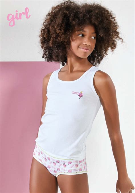 linee di abbigliamento intimo per bambine disposte con cura