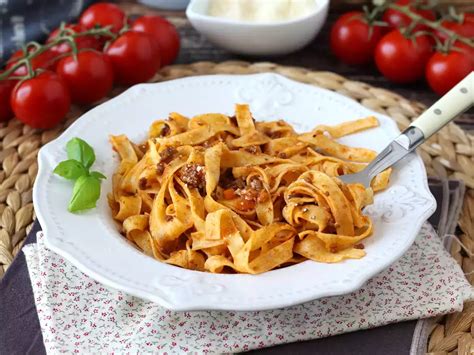 piatto di tagliatelle agli ovoli pronte per essere servite