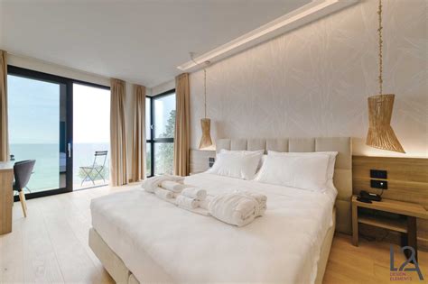 Interno di una camera d'albergo family-friendly a Santorini