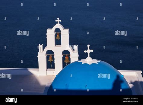 La famosa chiesa delle tre campane a Fira