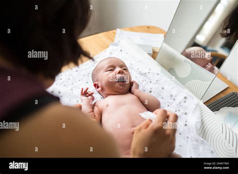 Neonati che fanno il cambio pannolino