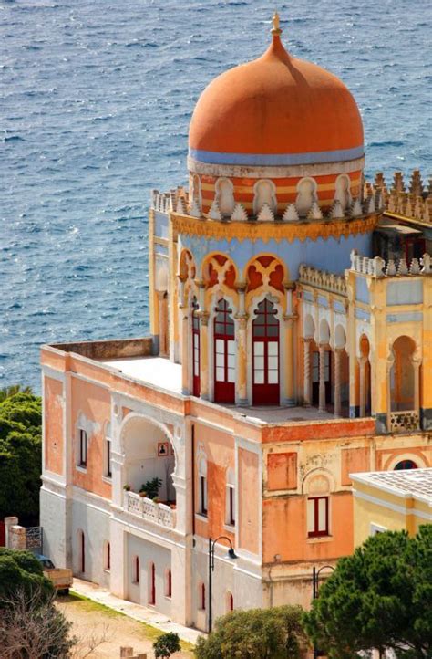 Dettaglio architettonico di Villa Sticchi con cupola moresca