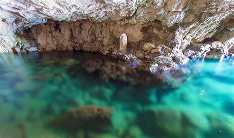Ingresso di una delle grotte termali di Santa Cesarea Terme