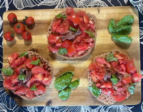 Piatto di friselle condite con pomodori freschi e basilico