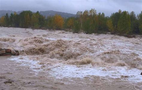 Metafora del fiume in piena che travolge i 