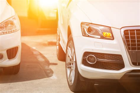 rappresentazione concettuale di un'auto in un parcheggio sotto il sole estivo