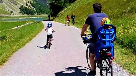 Bambini in bicicletta su pista ciclabile