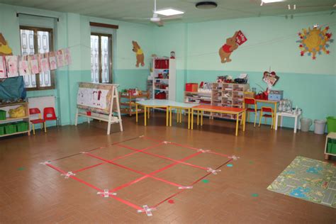 Bambini che giocano e imparano in un ambiente scolastico sereno