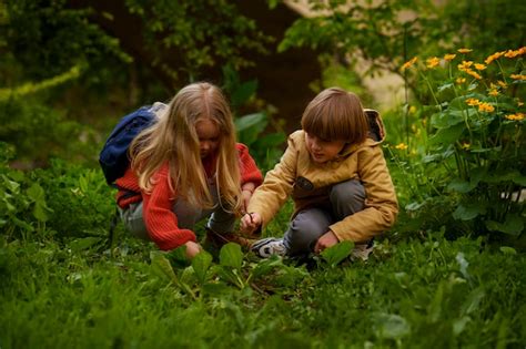 Bambini che esplorano la natura e interagiscono con l'ambiente esterno