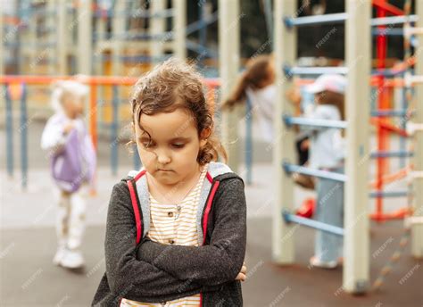 Bambino triste in età prescolare con vestiti sporchi