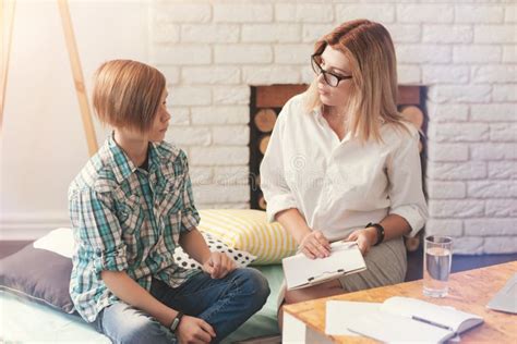Psicologo che parla con un bambino e i suoi genitori