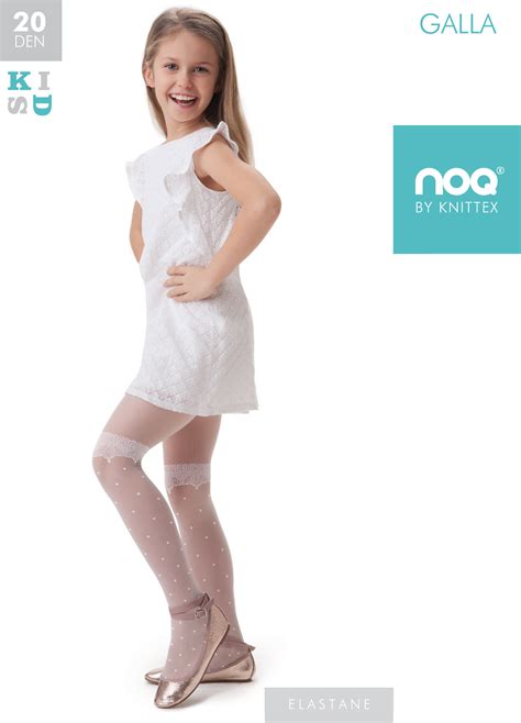 Dettaglio di diverse trame di collant e parigine bambina su uno sfondo tessile