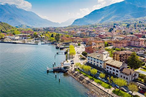 Veduta panoramica del Lago di Como dalla cittadina di Colico