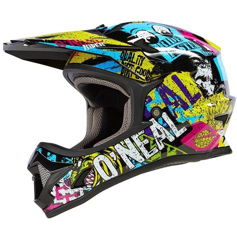 Bambino con casco e protezioni in sella a una minicross