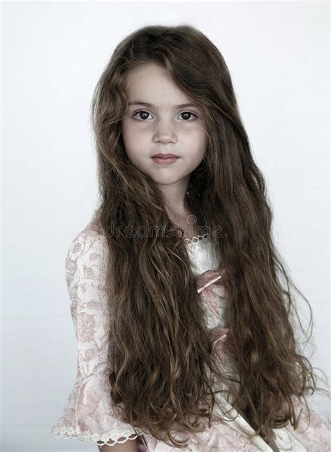 Bambina con capelli lunghi e forbici