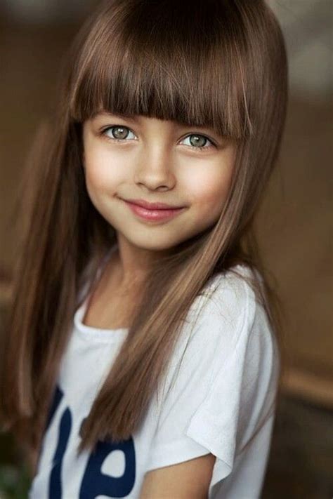 Bambina con frangetta