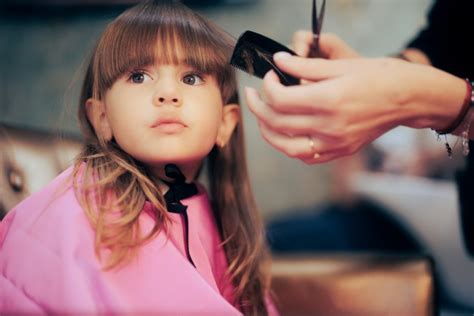 Bambina dal parrucchiere