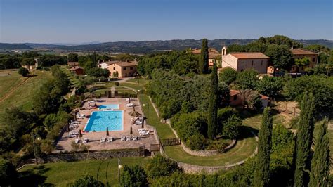 Panorama di un agriturismo umbro con piscina e collina