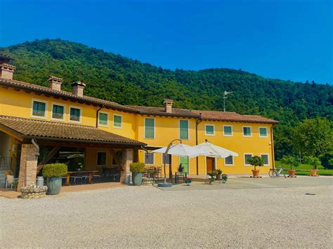 Interni di un agriturismo tradizionale umbro