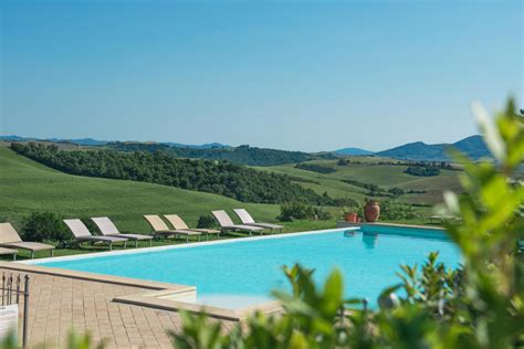 Piscina con vista panoramica in agriturismo umbro