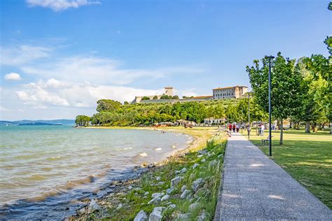 Lago Trasimeno con agriturismo sullo sfondo