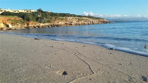 Scogliera vicino alla Spiaggia di Punta Negra con mare azzurro