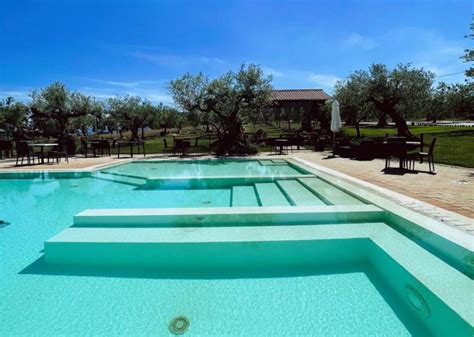 Agriturismo con piscina e vista sulle colline abruzzesi