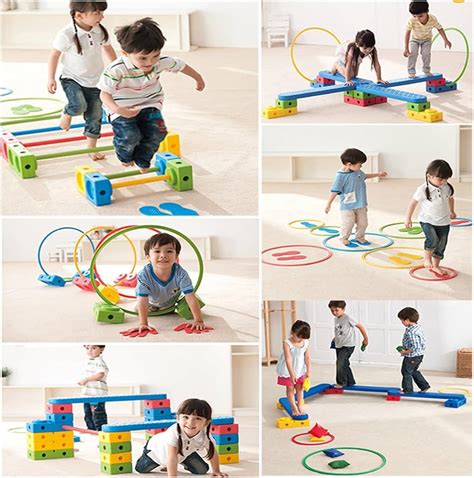 bambini impegnati in un percorso a ostacoli casalingo