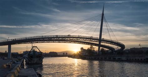 rappresentazione concettuale di un ponte che unisce due edifici scolastici stilizzati