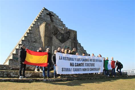 bambini che esplorano un monumento locale dedicato ai caduti