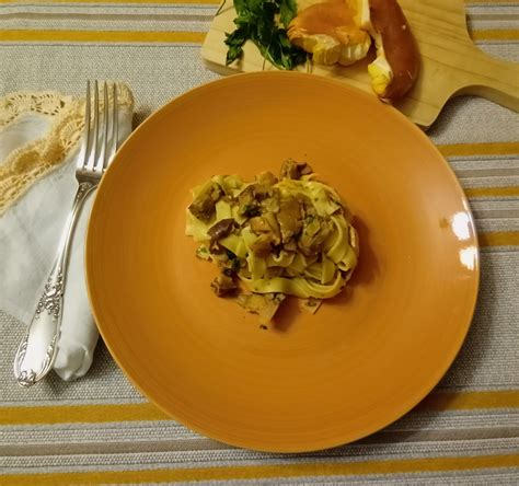 piatto di tagliatelle fresche condite con ovoli trifolati