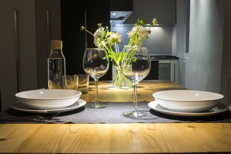 Tavola apparecchiata con una cena sana in famiglia