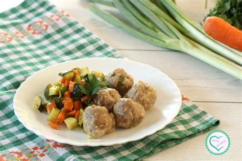 Piatto di polpette vegetali colorate con contorno di verdure