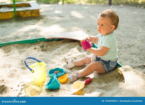 Bambino che gioca all'aperto protetto da Autan